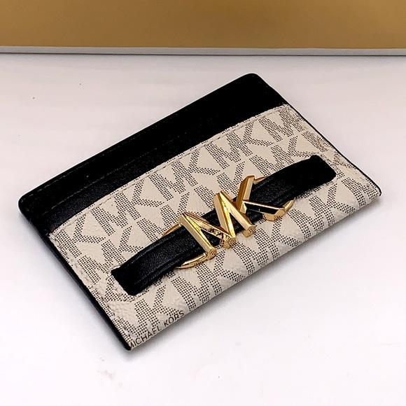 MICHAEL KORS
Reed Large Card Holder
Case Wallet
COLOR: VANILLA BLACK SIGNATURE - Picture 8 of 9